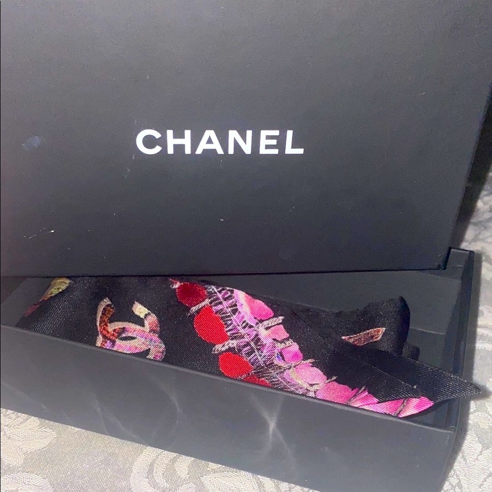 CHANEL
Silk Bandeau Scarf Black Multicolor
Designer Black and Pink Scarf in Box - Picture 7 of 7